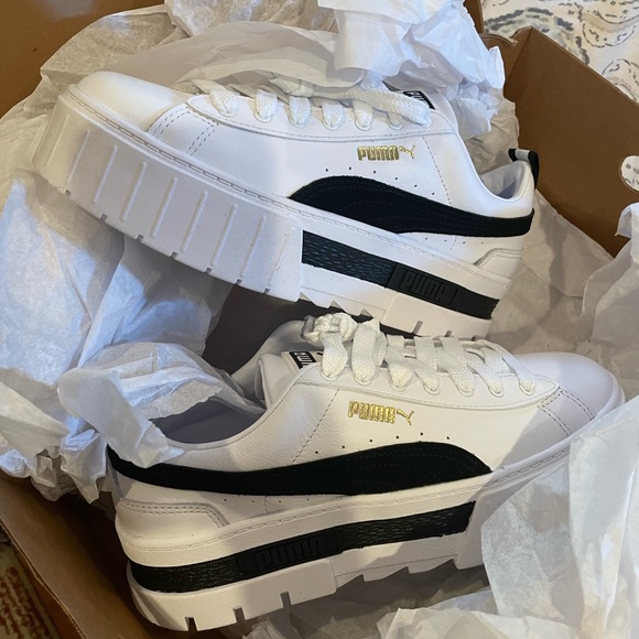 Puma Mayze platform trainers in white and black - Picture 3 of 6